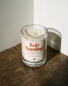 Sojowa świeca zapachowa Soft Landing Wellspring Home o zapachu lawendy, konwalii i paczuli
