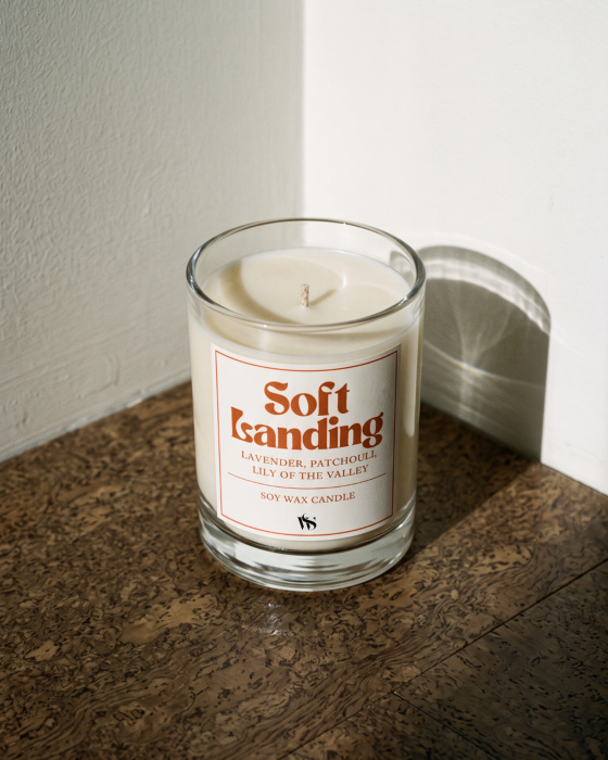 Sojowa świeca zapachowa Soft Landing Wellspring Home o zapachu lawendy, konwalii i paczuli
